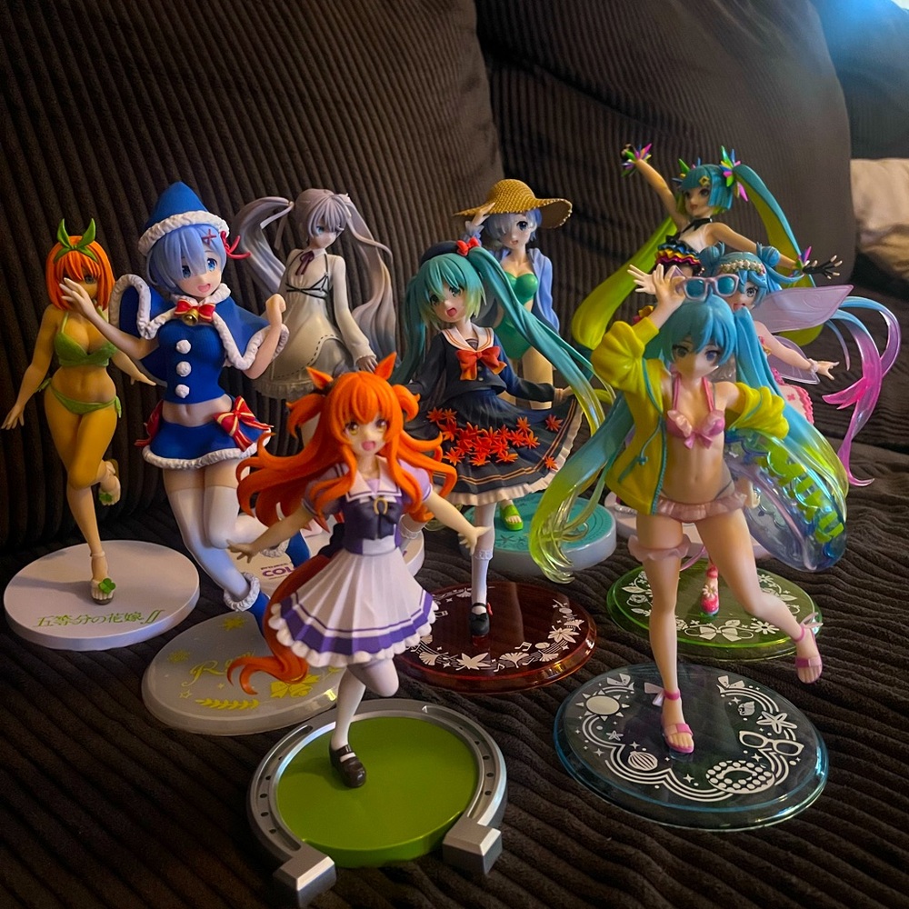 Lot of 9 Anime Large figures